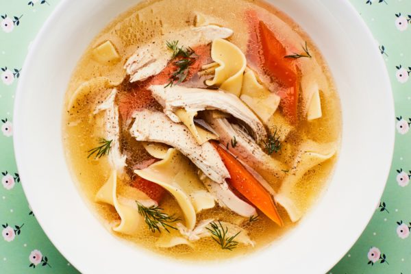 هل يساعد حساء الدجاج في محاربة نزلات البرد؟