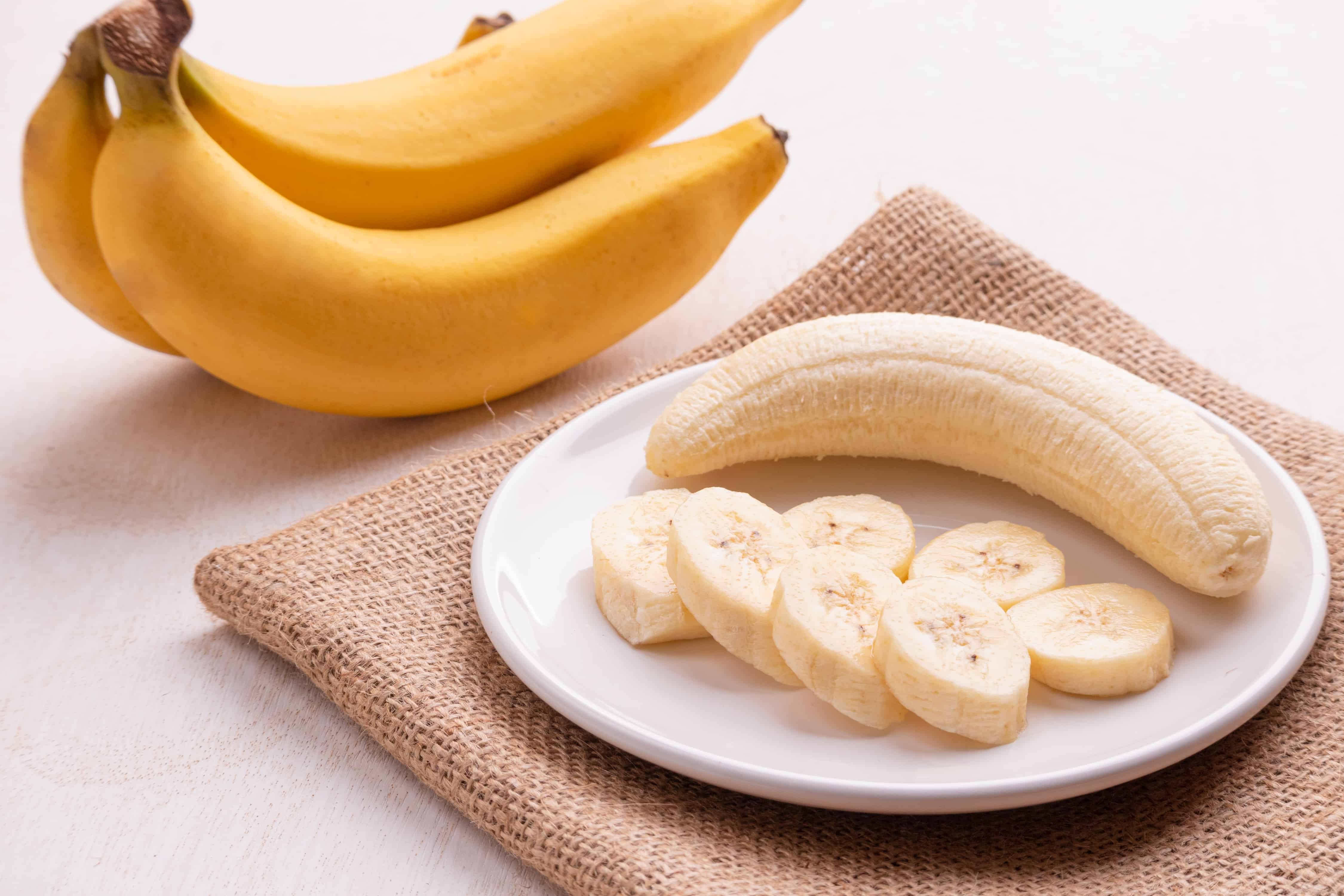 3 бананов в день. Банан один. Джумка с бананом. Детское питание банановые. Банан на тарелке фото.
