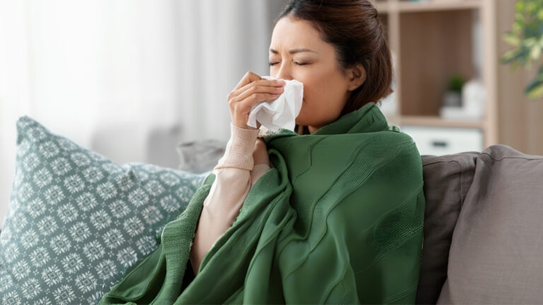 Comparison of cold and flu symptoms – fever, fatigue, cough, and how Prospan® natural ivy leaf extract supports easier breathing